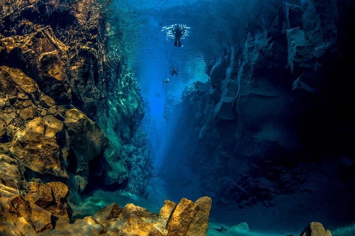 Silfra Snorkel guiado por fisuras en Thingvellir con fotos gratis