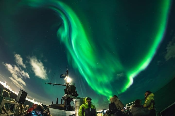 Aurora boreal en barco con un plan de respaldo de Reykjavik