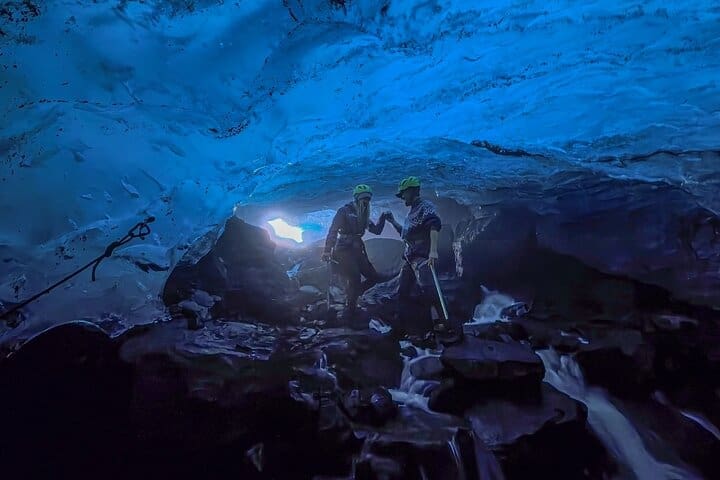 Caminata al Glaciar Sólheimajökull con Exploración de Cuevas de Hielo