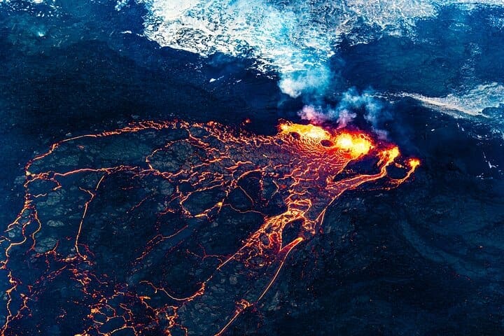 Tour en helicóptero por el lugar de la erupción del volcán Reykjanes en Islandia