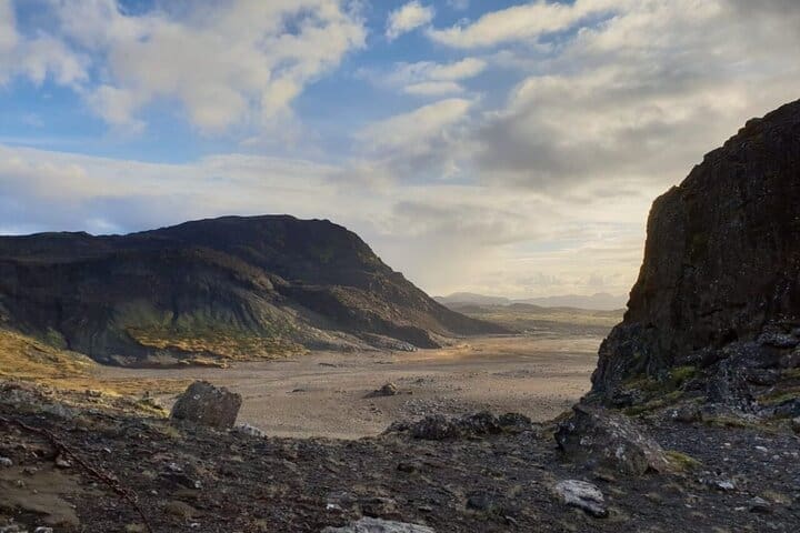 Excursión privada de un día a cuevas de lava y elfos de Helgafell
