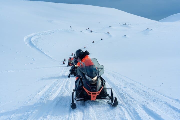Tour privado en moto de nieve por Islandia en círculo dorado y glaciar 4WD