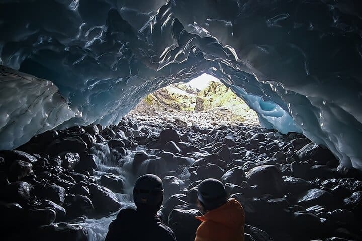 Cueva de hielo escondida en Vatnajökull: una caminata remota de un día por un glaciar