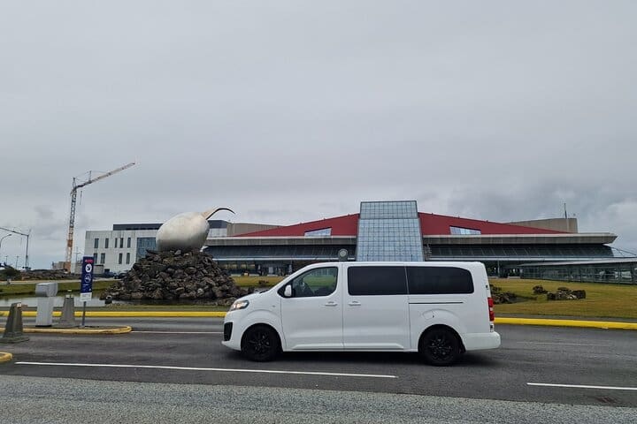 Traslado privado al aeropuerto de Keflavik, ida y vuelta