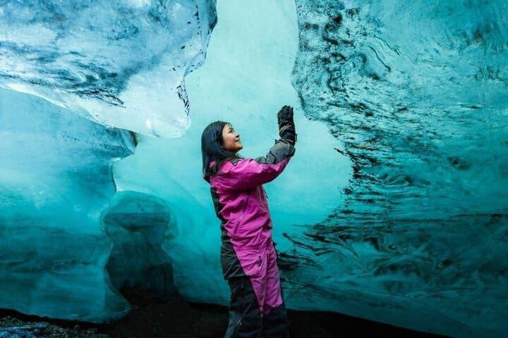 Motos de nieve y cueva de hielo natural desde el área de Geysir