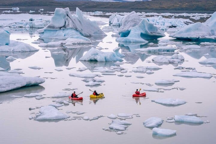 Aventura en kayak por la laguna glaciar en Skaftafell Islandia