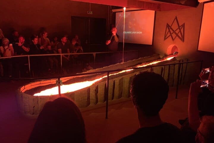 Tour a las cataratas de la costa sur de Vík y espectáculo de lava desde Reikiavik