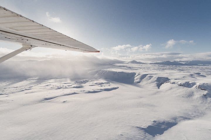 Vuelo en avión sobre los lugares de erupción del volcán Vatnajökull