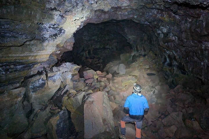 Aventura en el túnel de lava geológica en la cueva de Arnarker