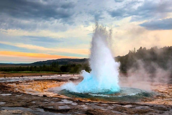 Recorrido turístico privado del Círculo Dorado en un lujoso Mercedes Benz Clase V