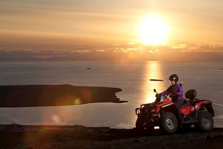 Tour de dos horas al sol de medianoche o en quad