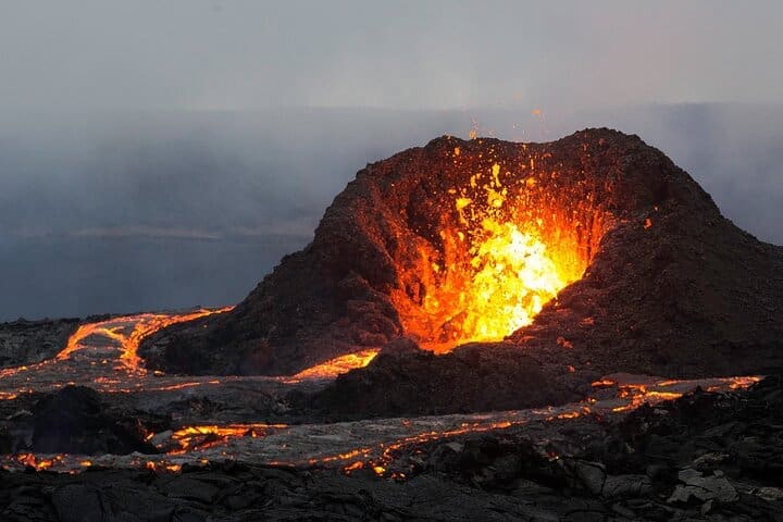 Tour privado de día completo al volcán activo, caminata guiada y península de Reykjanes