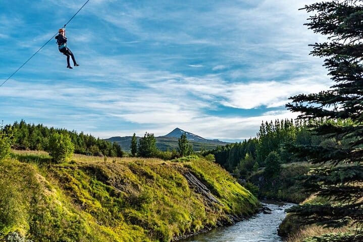 Aventura en tirolesa por el cañón del río Glerárgil en la ciudad de Akureyri