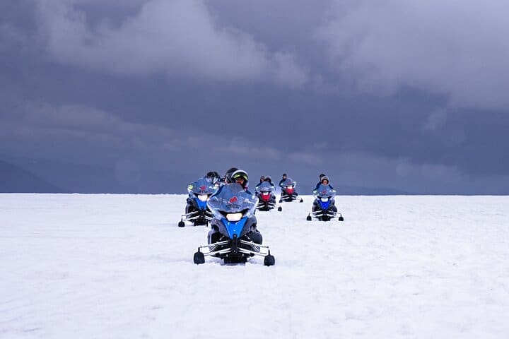 Tour privado por el Círculo Dorado y aventura en motos de nieve