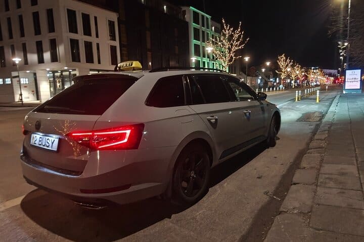 Traslado privado desde Reykjavik al aeropuerto de Keflavik