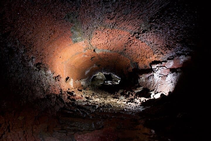 Aventura en túnel de lava y espeleología