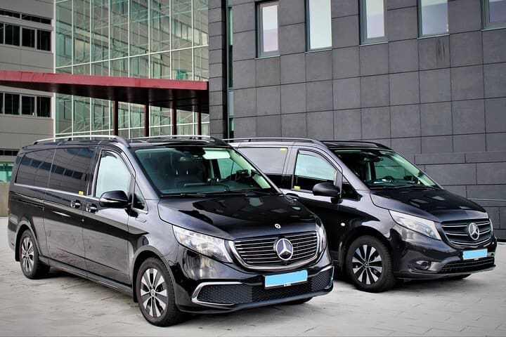 Traslado privado de ida y vuelta al aeropuerto de Keflavík