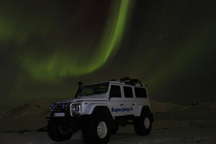 Superjeep guiado privado: caza de auroras boreales