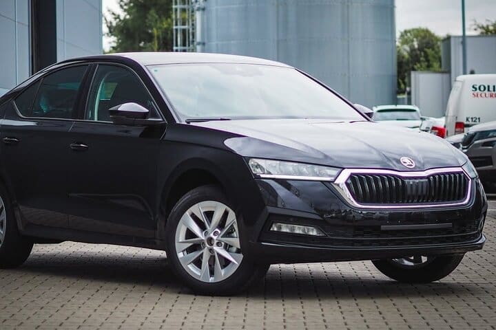 Traslado privado en sedán del aeropuerto de Reykjavik KEF a la ciudad de Reykjavik