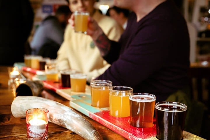 Tour nocturno de Reikiavik con bebidas y juegos