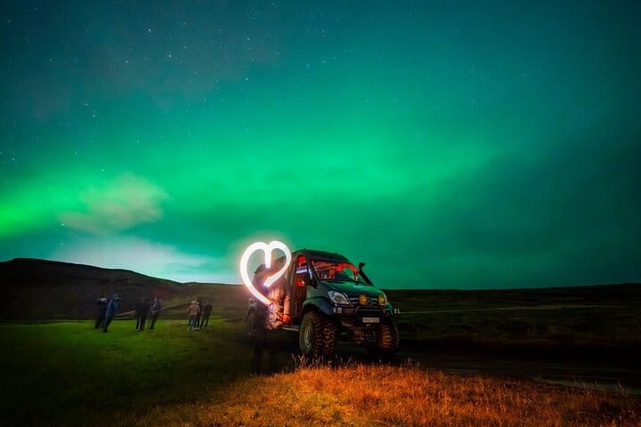 Excursión aurora boreal desde Reikiavik en un súper jeep