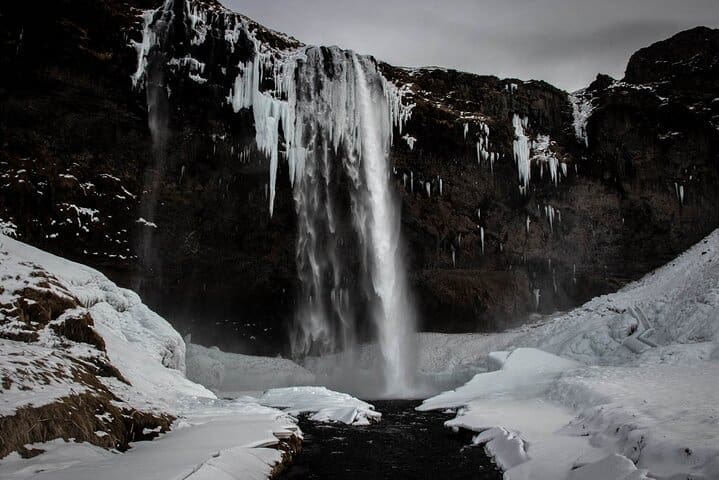 Tour en grupo por la costa sur Cascadas Glaciar y playa de arena negra
