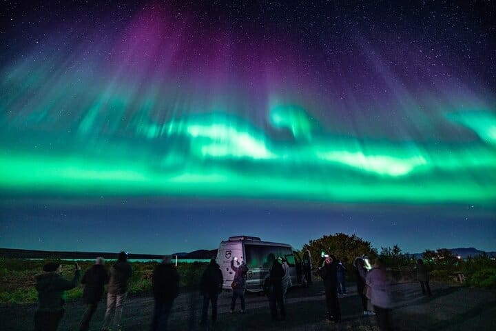 Excursión privada de lujo a la caza de auroras boreales con fotos y golosinas