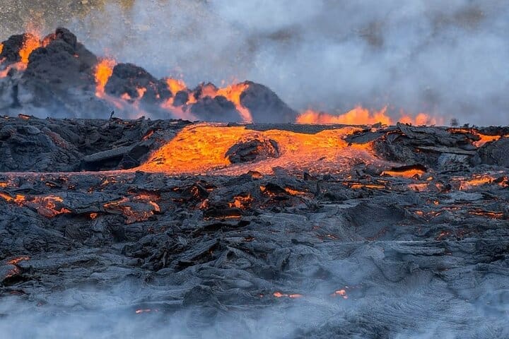 Excursión a pie por el volcán y la laguna azul en Islandia