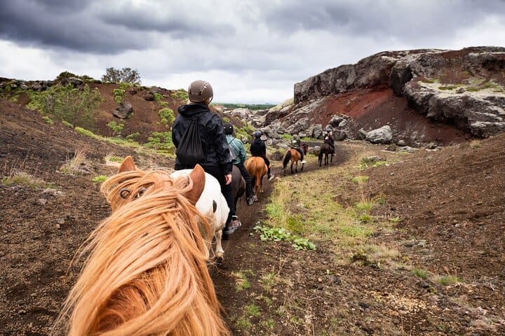 Tour a caballo de lava roja desde Reikiavik