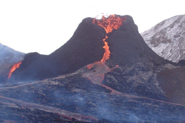 Tour en grupo pequeño por los volcanes y acantilados de Reykjanes