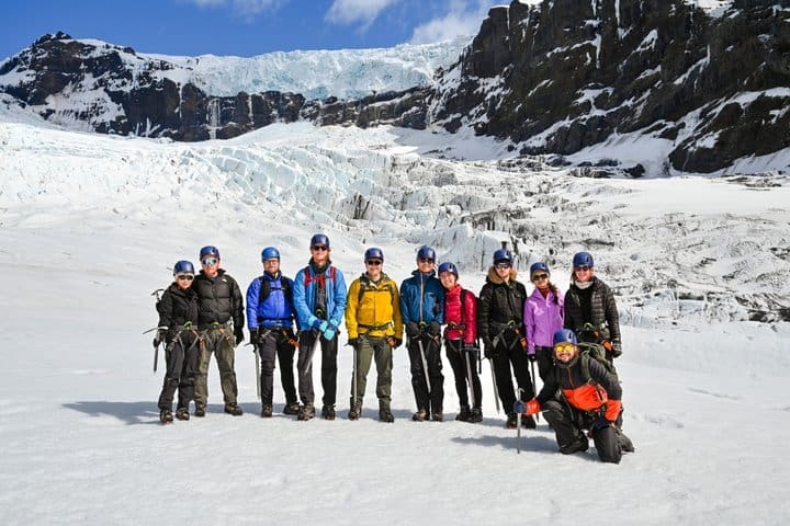 Glaciar más allá de la remota caminata de dos glaciares desde Skaftafell
